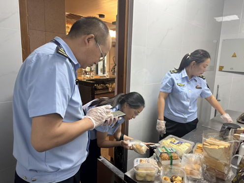 丹桂飄香迎雙節(jié)，食安守護(hù)正當(dāng)時——騰沖市市場監(jiān)督管理局強化餐飲管理